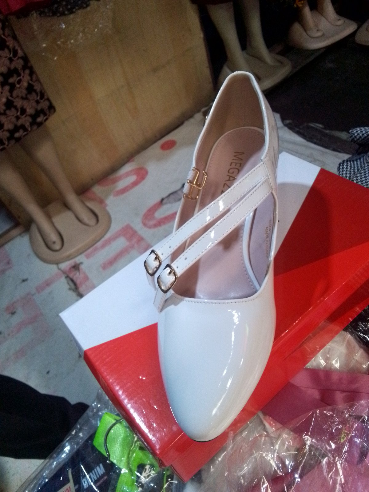 Taiyu White Wedge Shoes